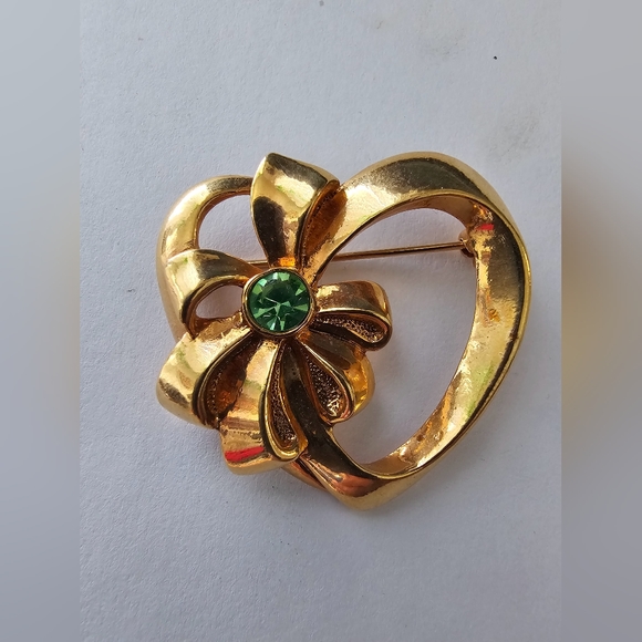Avon Signed Open Goldtone HEART with Ribbon & Green Rhinestone Pin Brooch perido - Picture 2 of 7